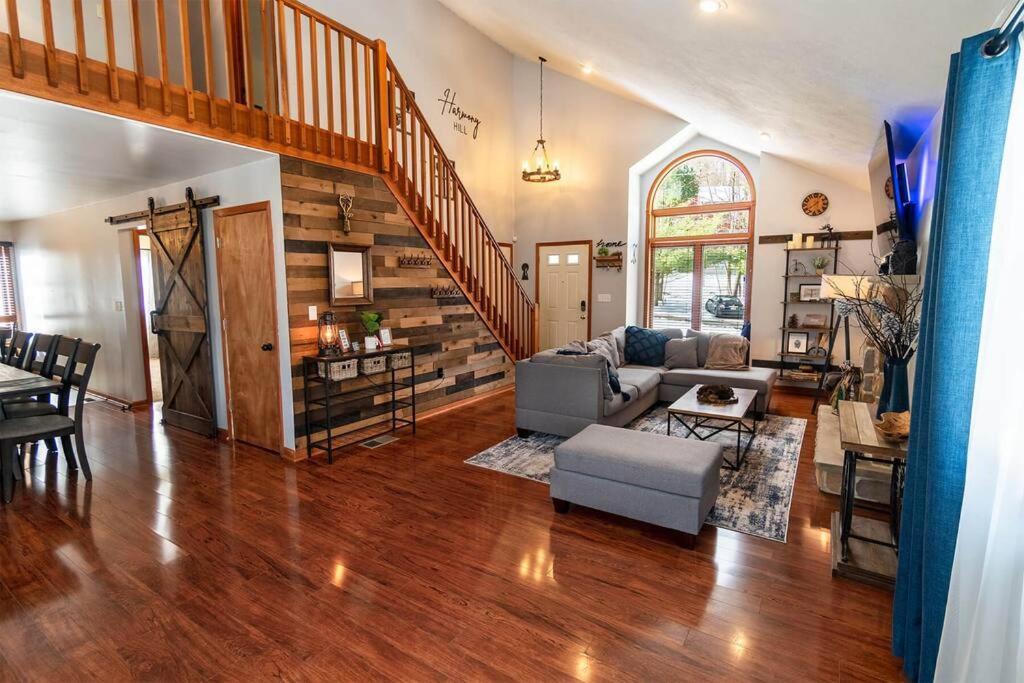 Ferienhaus Harmony Hill Stylish 4bd Mountain Retreat, Hot Tub, Games